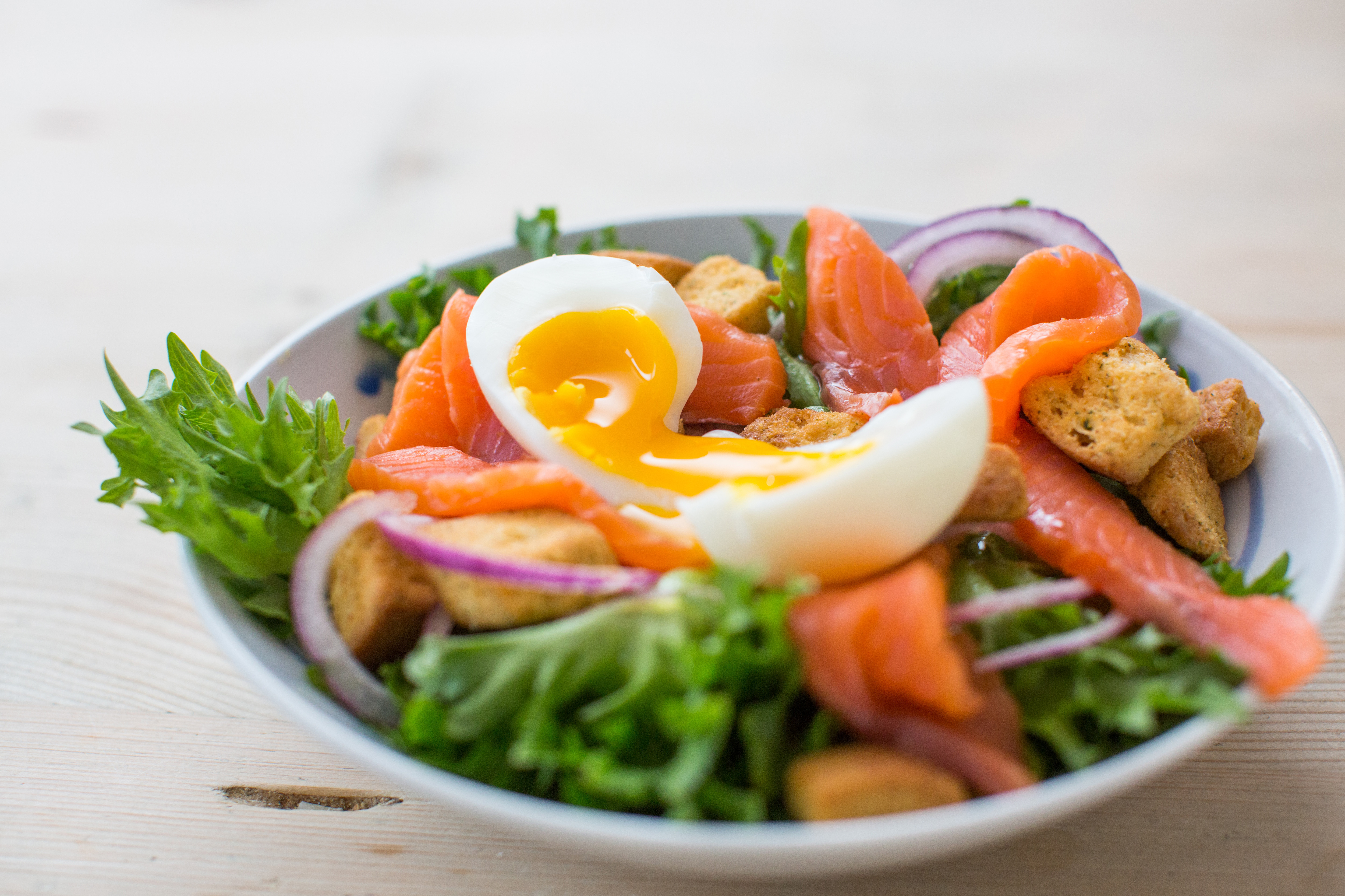 Knuspriger Salat mit Räucherlachs und Ei