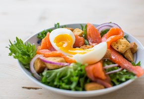 Knuspriger Salat mit Räucherlachs und Ei